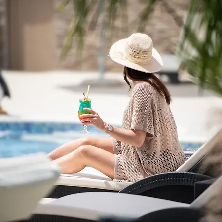 Sara Apartahotel *