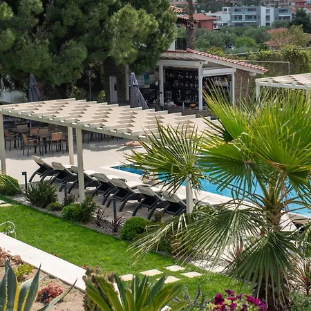 Sara Aparthotel *